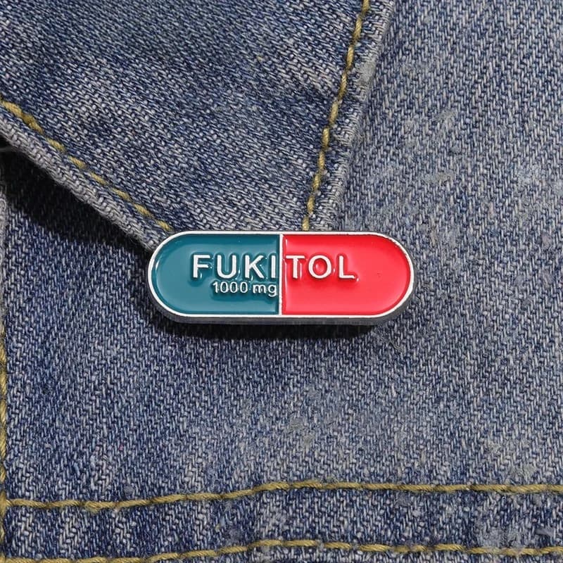 Spilla in smalto divertente e sardonica FUKITOL a forma di pilola, spilla personalizzata a forma di capsula, distintivo da bavero per zaino, gioiello regalo
