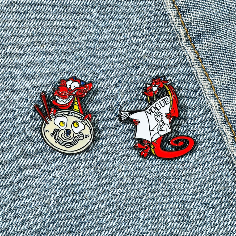 2 Pezzi Spilla in Metallo Smaltato a Tema Personaggio Mushu Cartone Animato, Stile Spoof, Distintivo Personalizzato, Accessorio per Zaino e Abbigliamento, Regalo