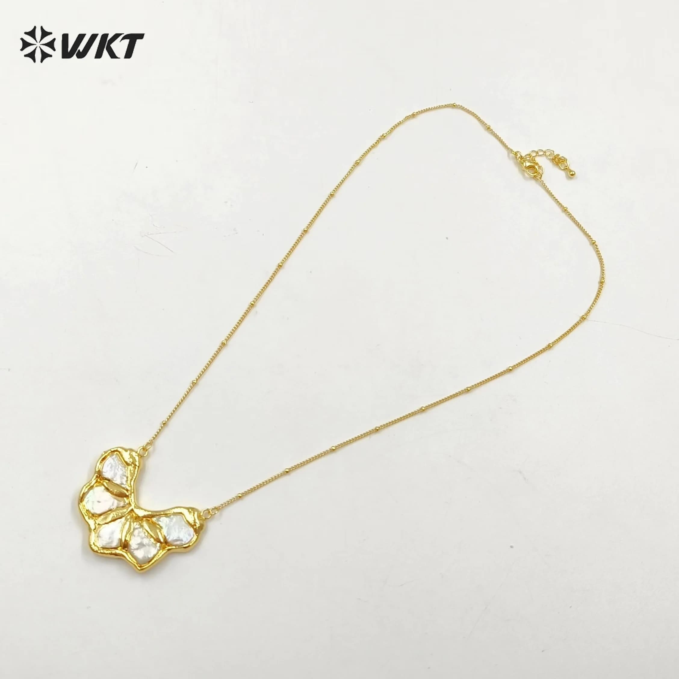 WT-JN268 Collana da donna alla moda ed elegante a forma di mezzo fiore con perla naturale e placcatura in oro 18k.
