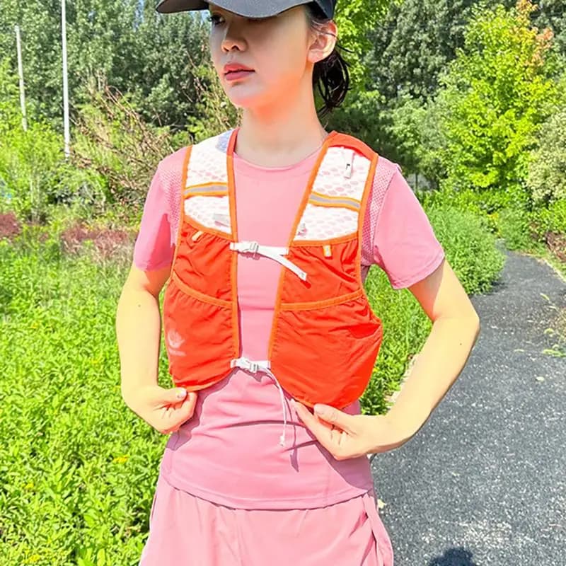 Zaino da trail running ultraleggero in offerta speciale, gilet idrico traspirante per uomo e donna, ideale per l'escursionismo.