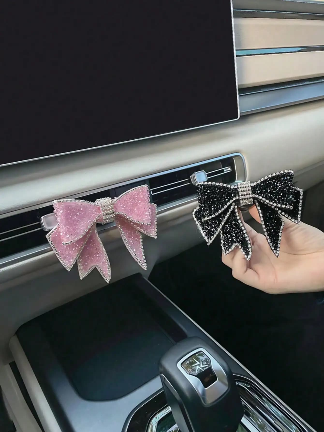 Diamond Bow car air vent aromatherapy clip, easy to install and fits all standard car air outlets.
