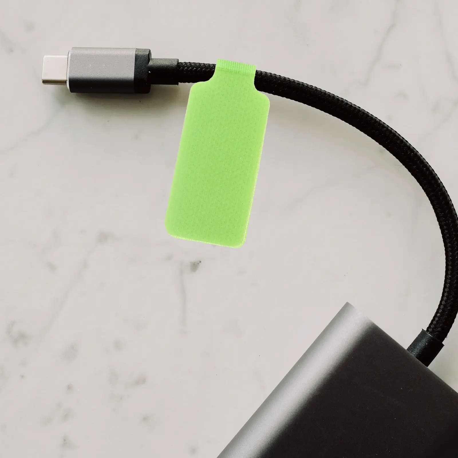 50 Etichette Scrivibili per Cavi in Nylon con Gancio e Anello, Riutilizzabili per Caricabatterie, Cavi Ethernet, Audio, Altoparlanti e Cavi di Alimentazione