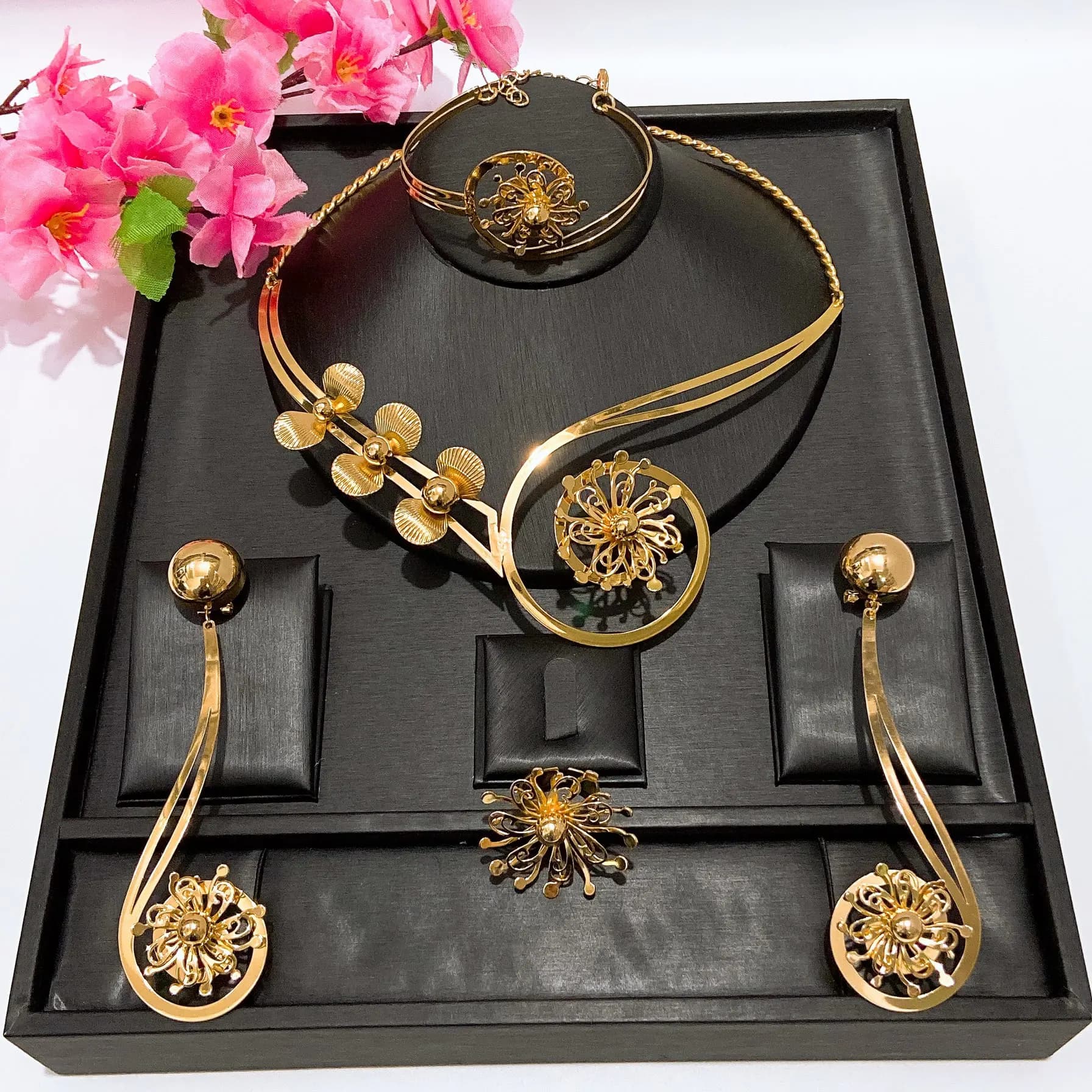 Set di gioielli leggeri a forma di fiore semplice ed elegante, collana a catena placcata in oro alla moda, bracciale, orecchini, anello, gioielli da 4 pezzi