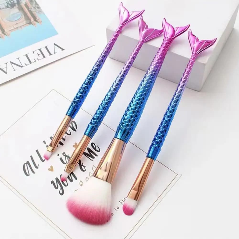 Set di 4 pennelli per trucco: Pennello per cipria, Pennello per ombretto, Pennello per blush, Pennello per sopracciglia ed eyeliner, Pennello illuminante in fibra morbida