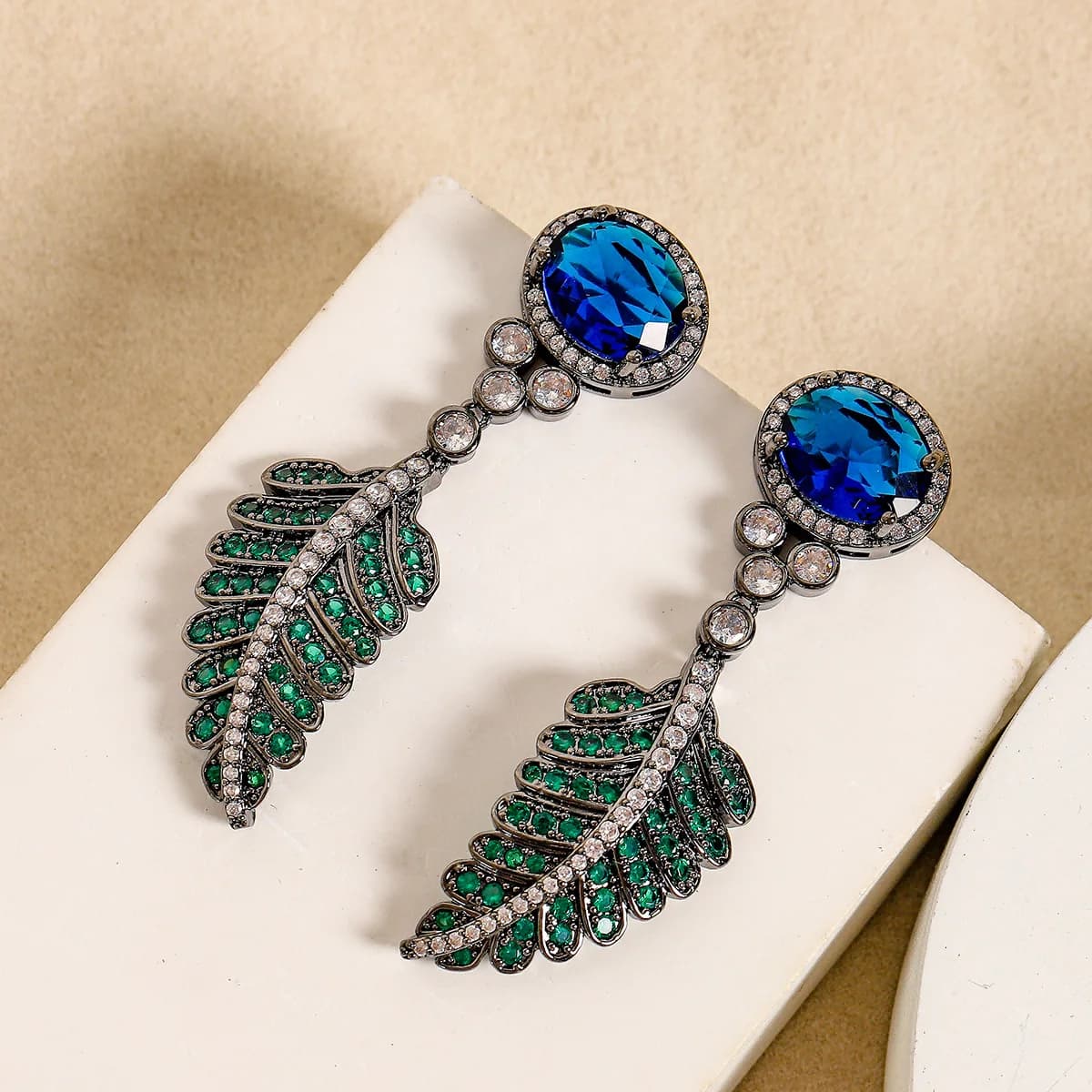Orecchini con Design a Piuma e Micro Zirconi Incastonati, Charm Unico, Eleganti e Versatili, Orecchini a Perno Alla Moda per Donne