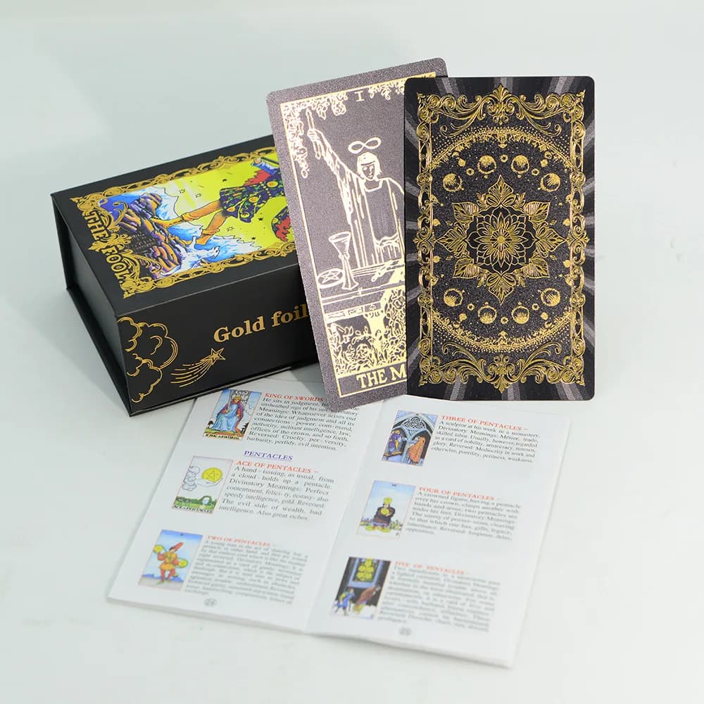 Carte dei tarocchi in lamina d'oro da 12 * 7 cm con libro di guida Mazzo di carte nere impermeabili in plastica Misterioso gioco da tavolo Carte da divinazione
