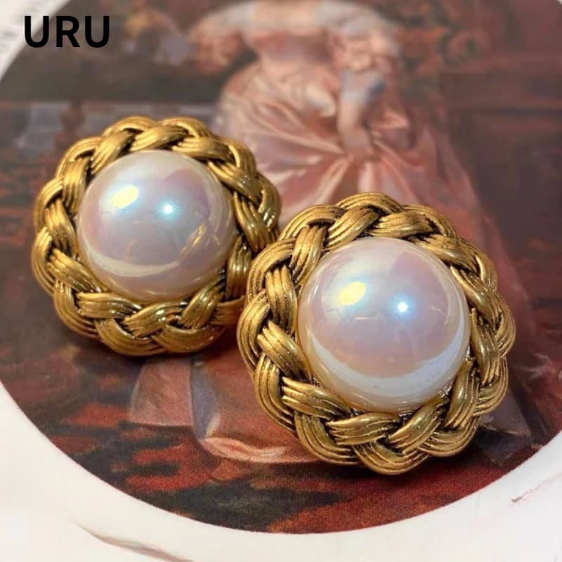 Gioielli moderni Design elegante Texture Orecchini a bottone con perle simulate in metallo per le donne Regali femminili Accessori per le orecchie dal design semplice