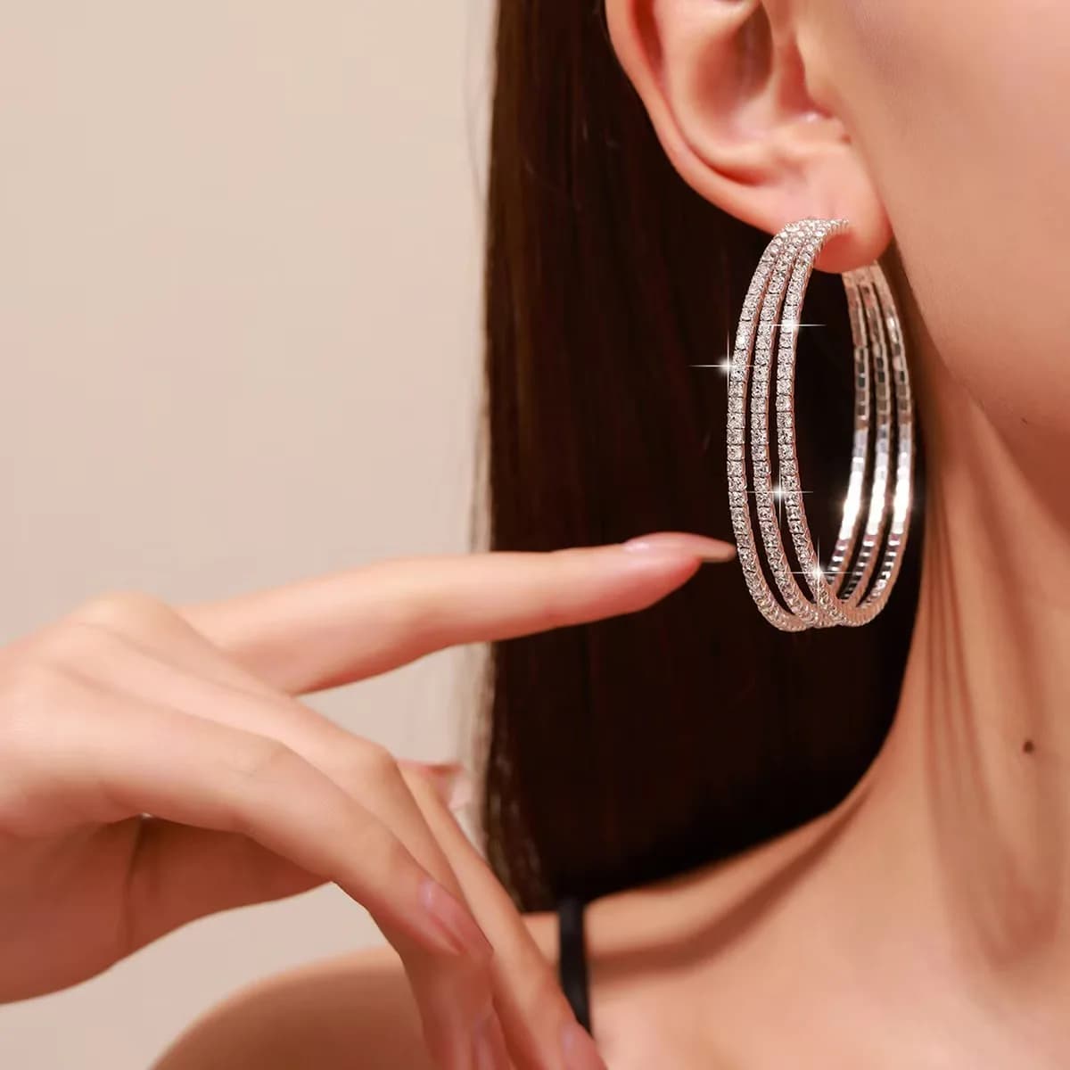 Un paio di orecchini di moda europei e americani con lavorazione artigianale in lega e strass, con un grande cerchio rotondo d