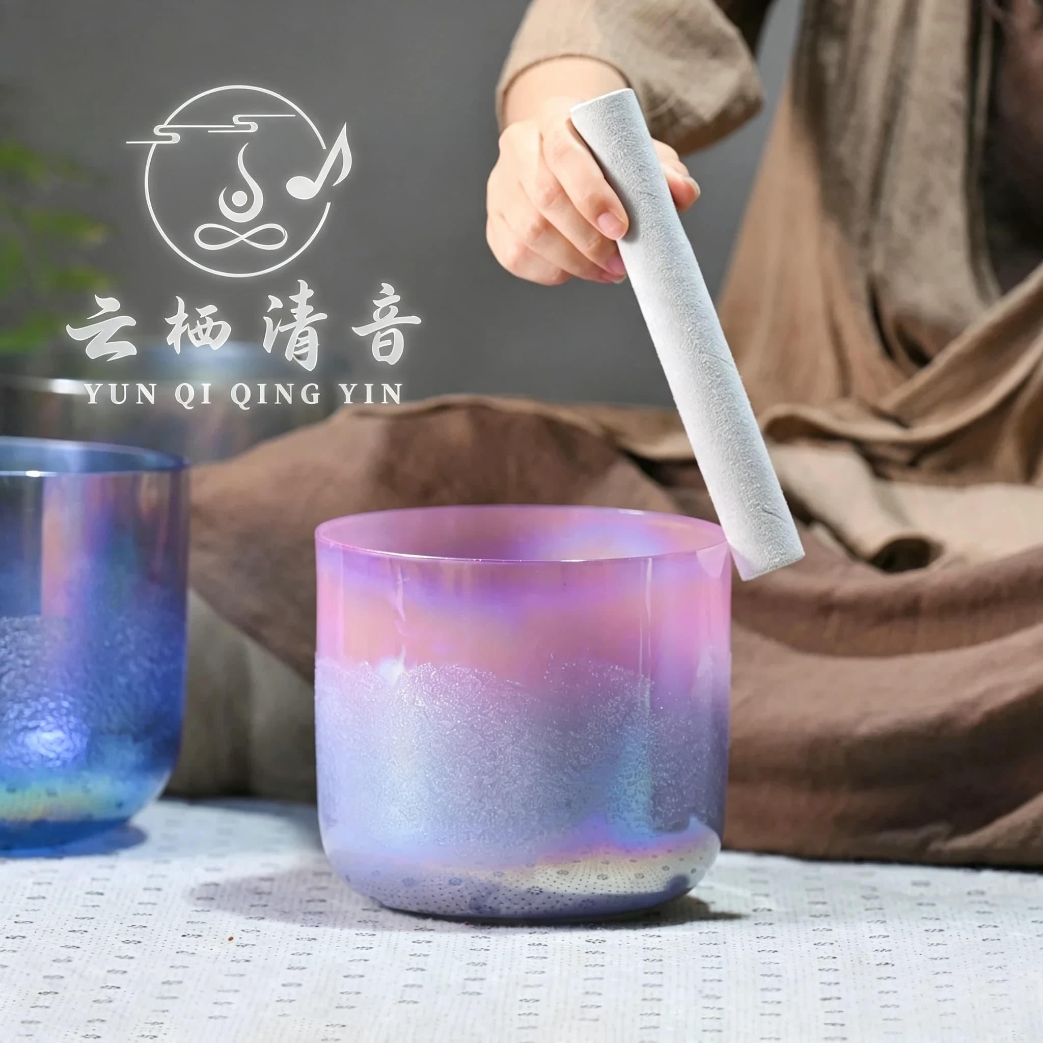 YUN QI QING YIN Cosmic Light Clear Crystal Singing Bowl 6 Inch Neon Flowing Sand Design Quartz Sound Bowl Equipped With Mallet For Spiritual Relaxation Daily Meditation Sound Healing