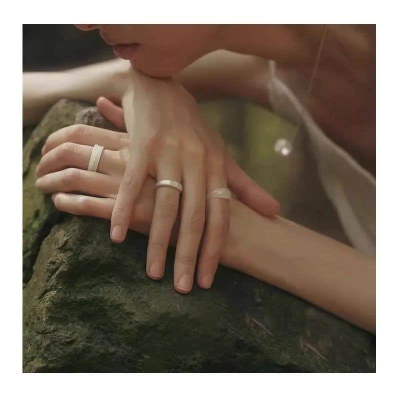 Anello da donna versatile e di alto valore con design di nicchia, in finto giada bianca Hetian, a forma quadrata e circolare, con incisione "Between Square Inches"