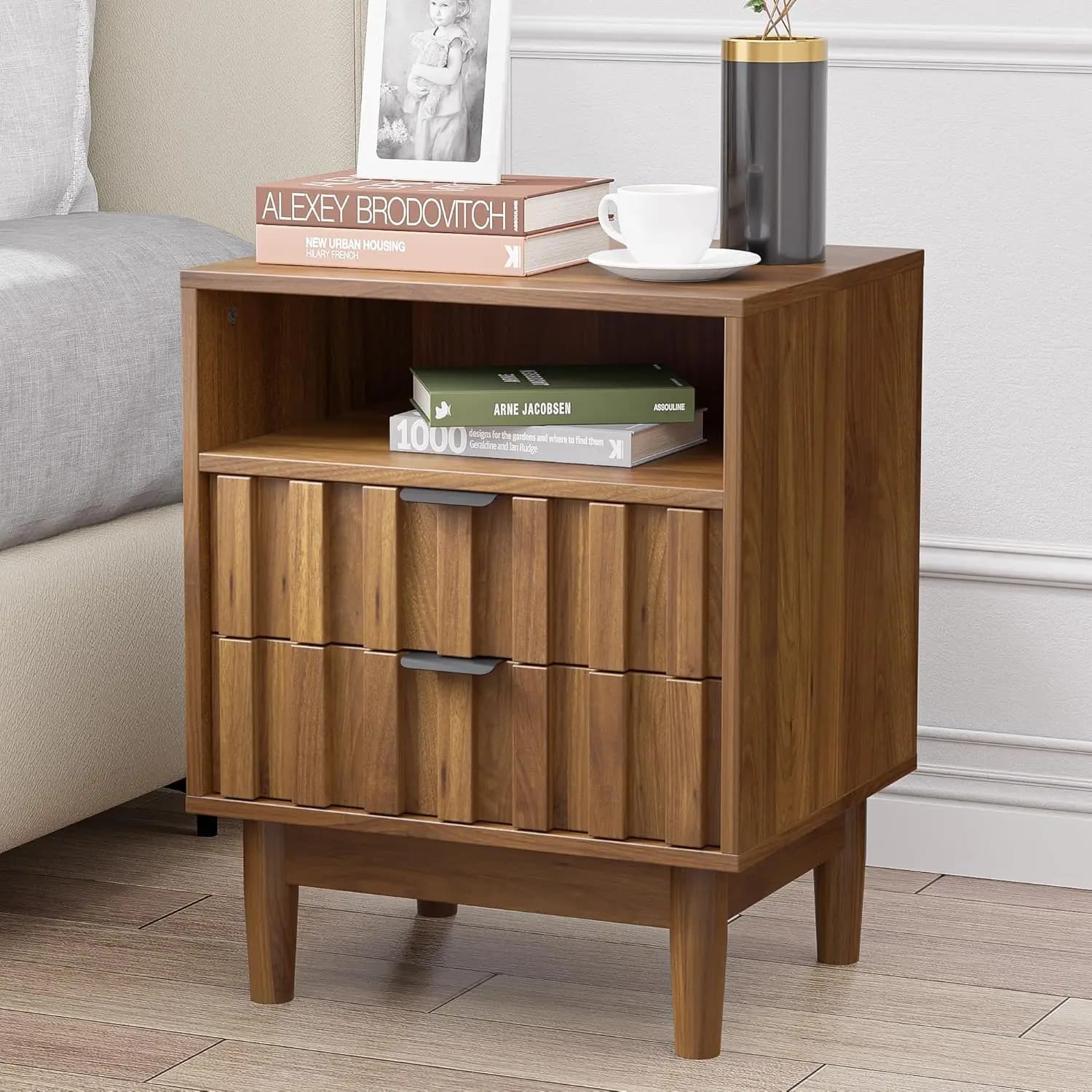 Comodino Scanalato con 2 Cassetti, Comodino Largo 48 cm con Gambe in Legno Massello, Ripiano Aperto, Stile Mid-Century Modern, Personalizzabile