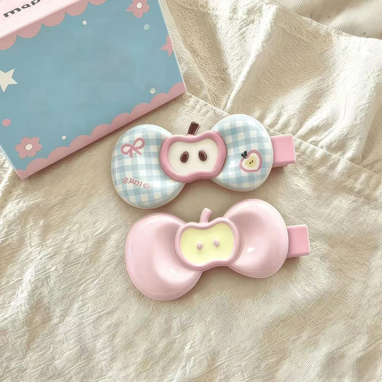 2 Pezzi Fermagli per Capelli Stile Coreano con Motivo a Quadretti e Mela, Design Carino e Versatile, Clip a Becco d'Anatra per Frangia e Capelli Laterali, Accessorio per Capelli a Tema Cartone Animato, Regalo