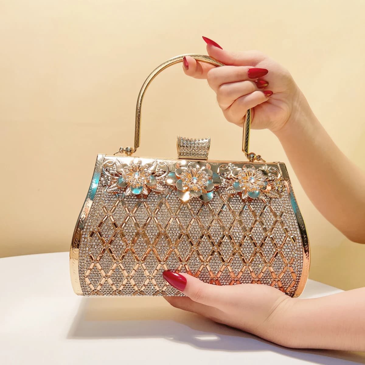 Pochette da donna con design a secchiello Borse da sera in acrilico di lusso in metallo dorato Porta scatola con strass Borse glitterate