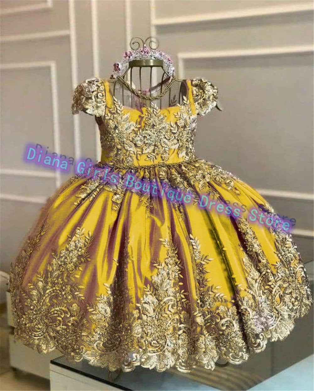 Abito da ragazza di fiore soffice in raso di lusso Squisito applique in oro Abiti da ballo per bambine Abiti da festa di compleanno per bambini