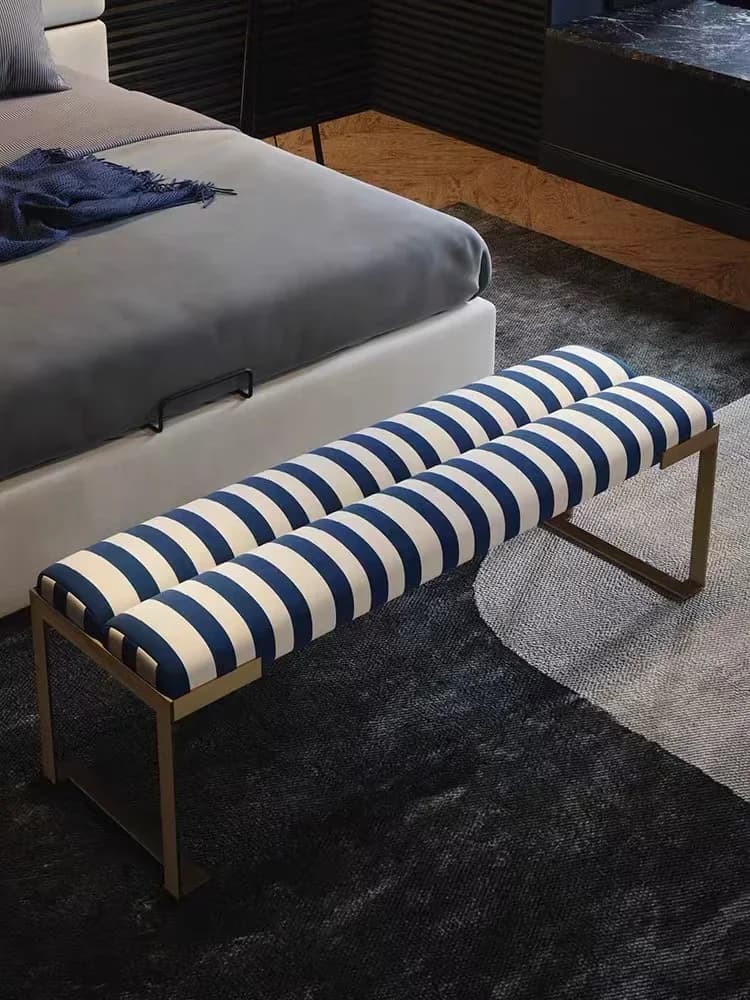 Un sgabello da letto moderno in pelle di fascia alta con champagne spazzolato in acciaio inossidabile per uso domestico di lusso per soggiorno
