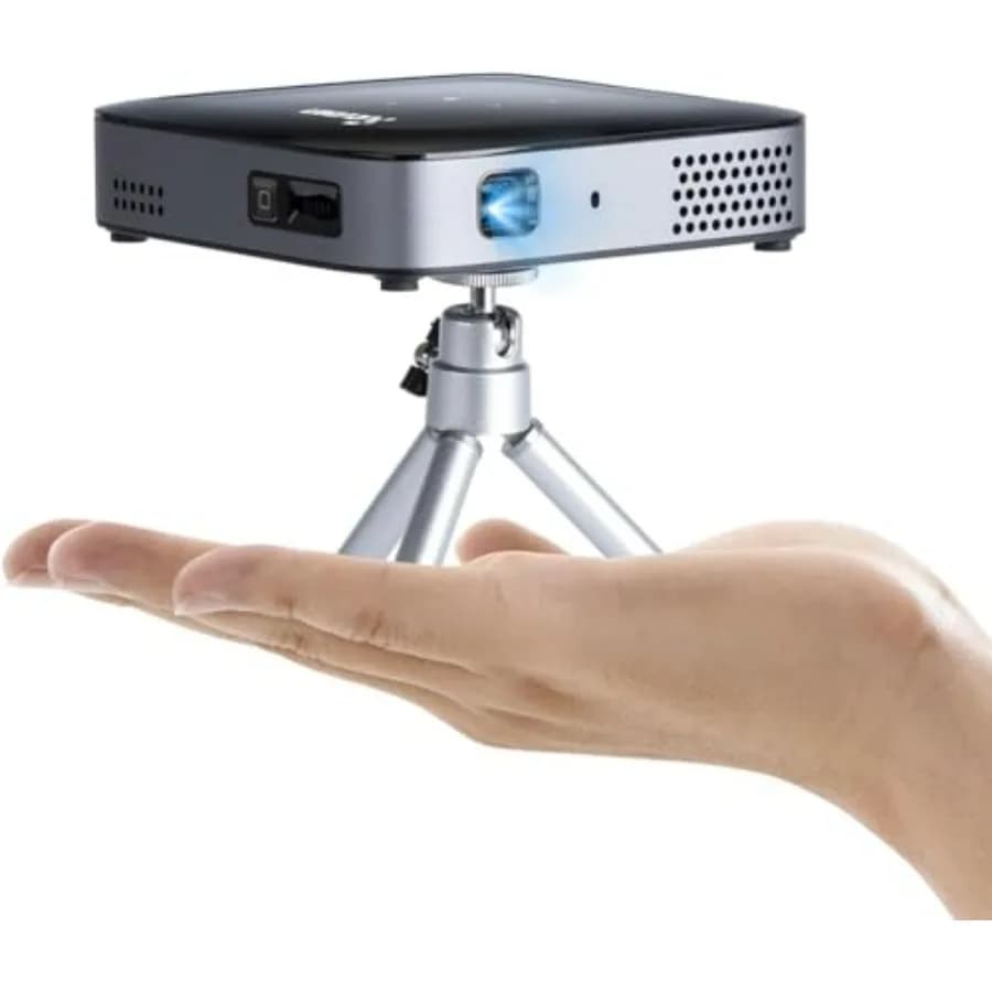 Mini Proiettore Portatile 1080P con Batteria Ricaricabile, Altoparlante, Treppiede, Ingresso 4K, App di Streaming Integrate, Netflix, YouTube