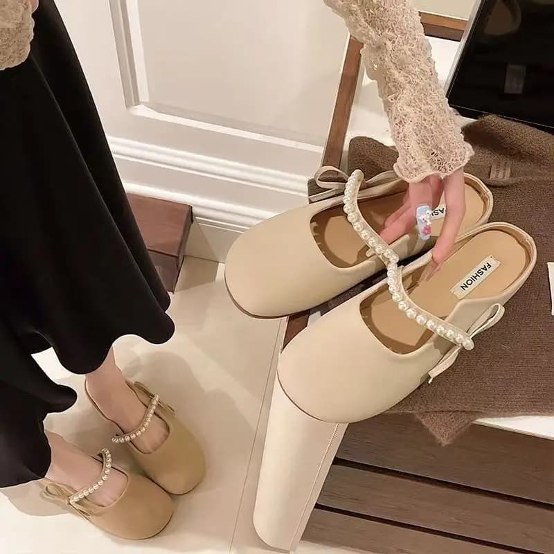 Nuove scarpe da spiaggia antiscivolo con fiocco di perle e plateau, modello estivo 2026, stile francese, anti-odore, da abbinare a gonne.