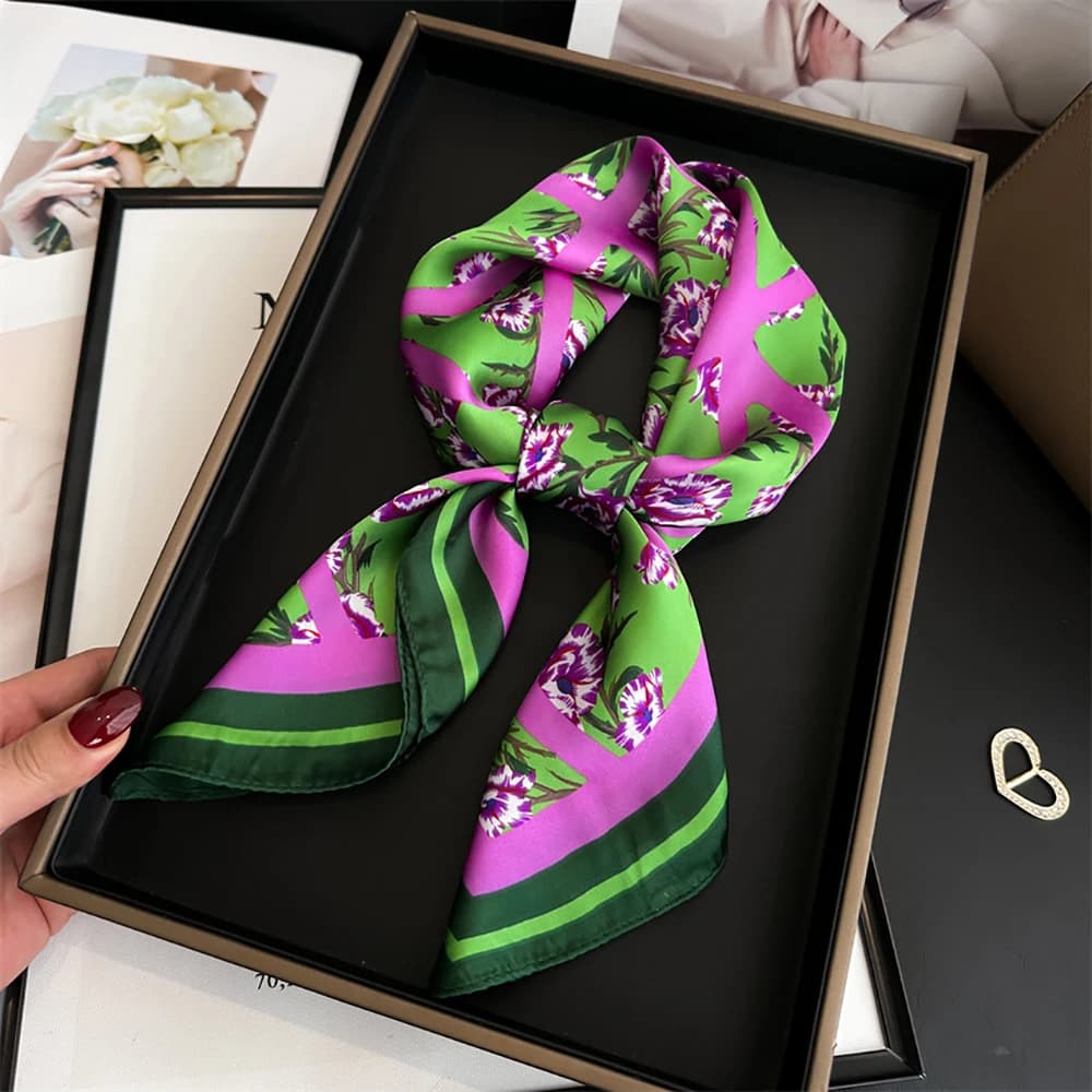 Sciarpa quadrata stampata floreale verde da 27,5 pollici Sciarpa decorativa in raso sottile elegante Foulard antivento per protezione solare primavera estate