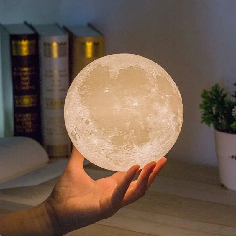 Lampada Luna LED con Supporto, Luce Notturna da Tavolo 8cm, Stampa 3D, Batteria, Luce Calda Multicolore, Lampada Romantica per Casa