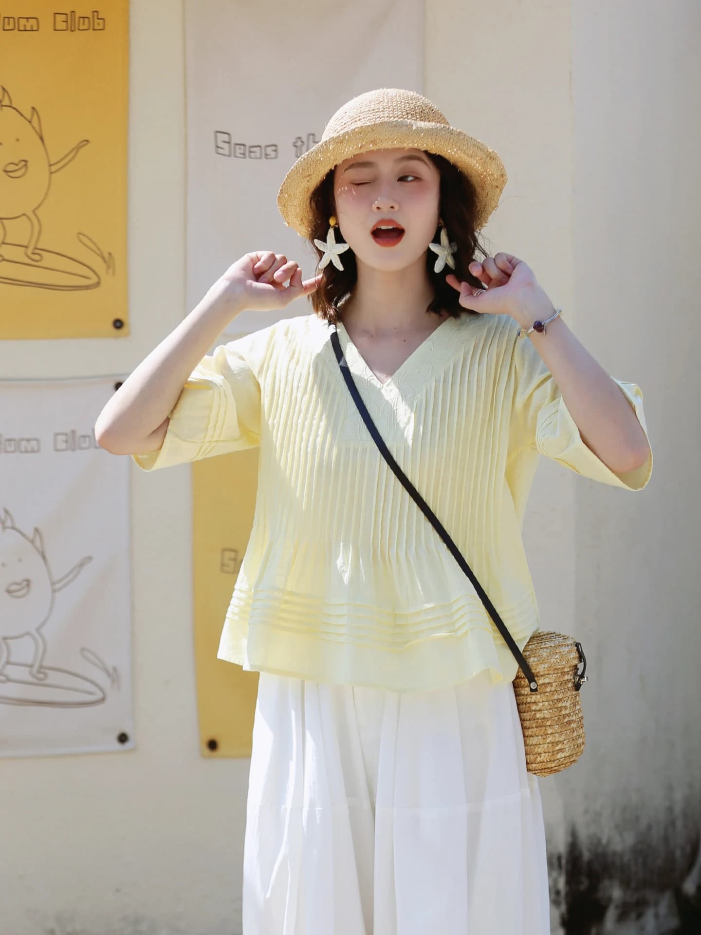 Nuova Camicia Primaverile in Puro Cotone a Maniche Corte con Scollo a V, Ricamata e con Pieghe a Fisarmonica, Comoda e Traspirante per Donna