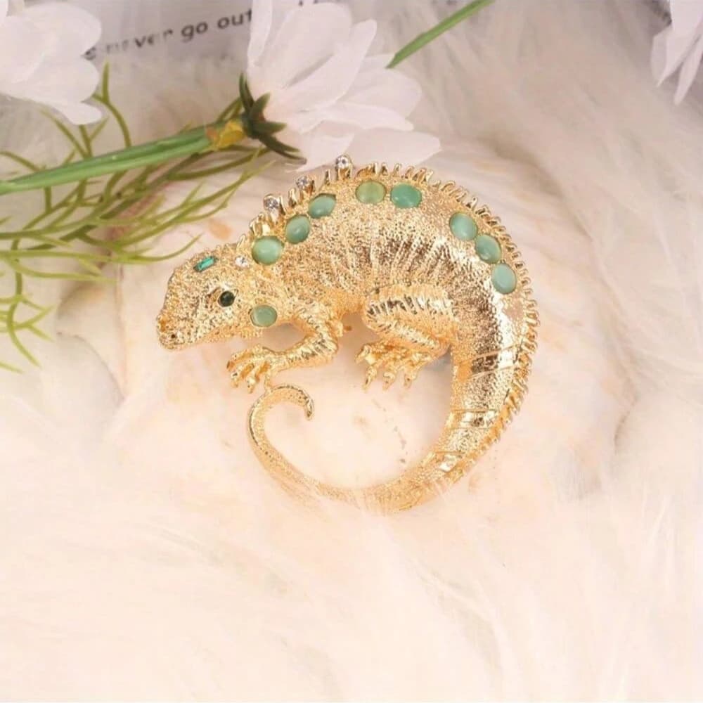 Gold Plated Iguana Lizard Brooch Inlaid Green Stone Rhinestone Lapel Pin for Suit Scarf Coat Vintage Luxury Women Accessory Gift