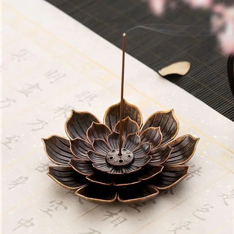 Bruciatore di incenso in lega con 6 fori, a forma di loto, per incenso in stick, base in legno di sandalo, utilizzato nelle studi di yoga e decorazioni per la casa