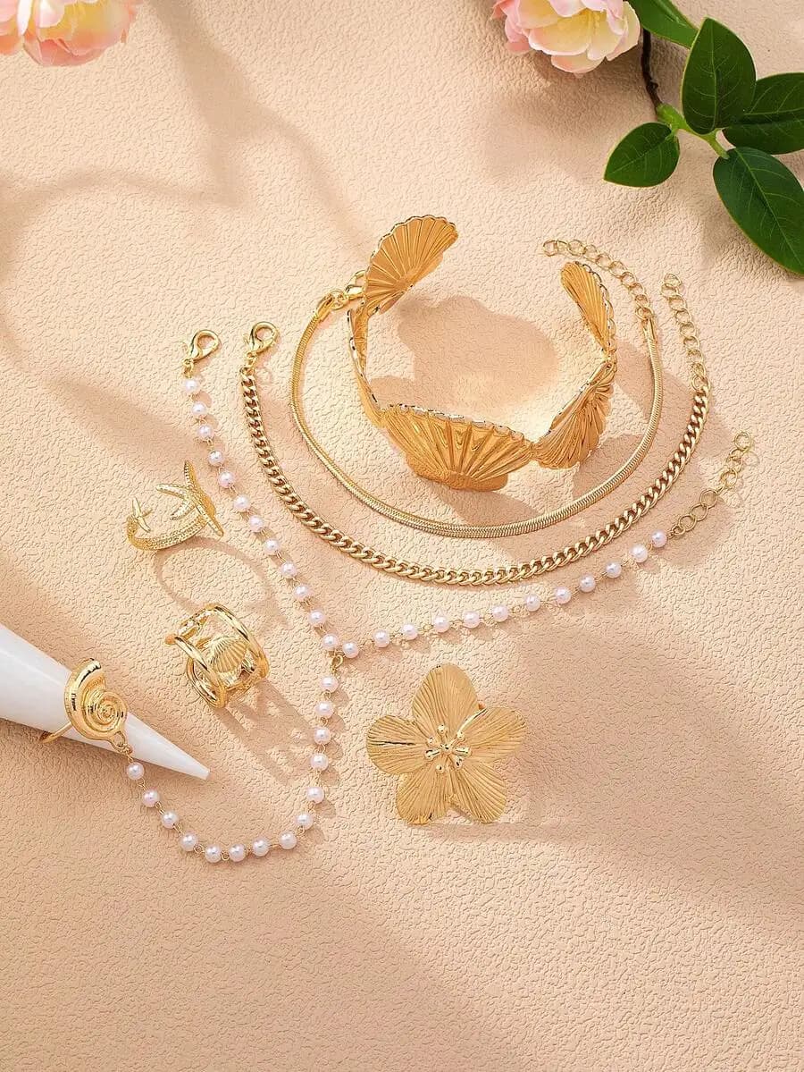 Set di gioielli con design a conchiglia dorata e fiori, con catena di perle, bracciale spesso e anello per donna
