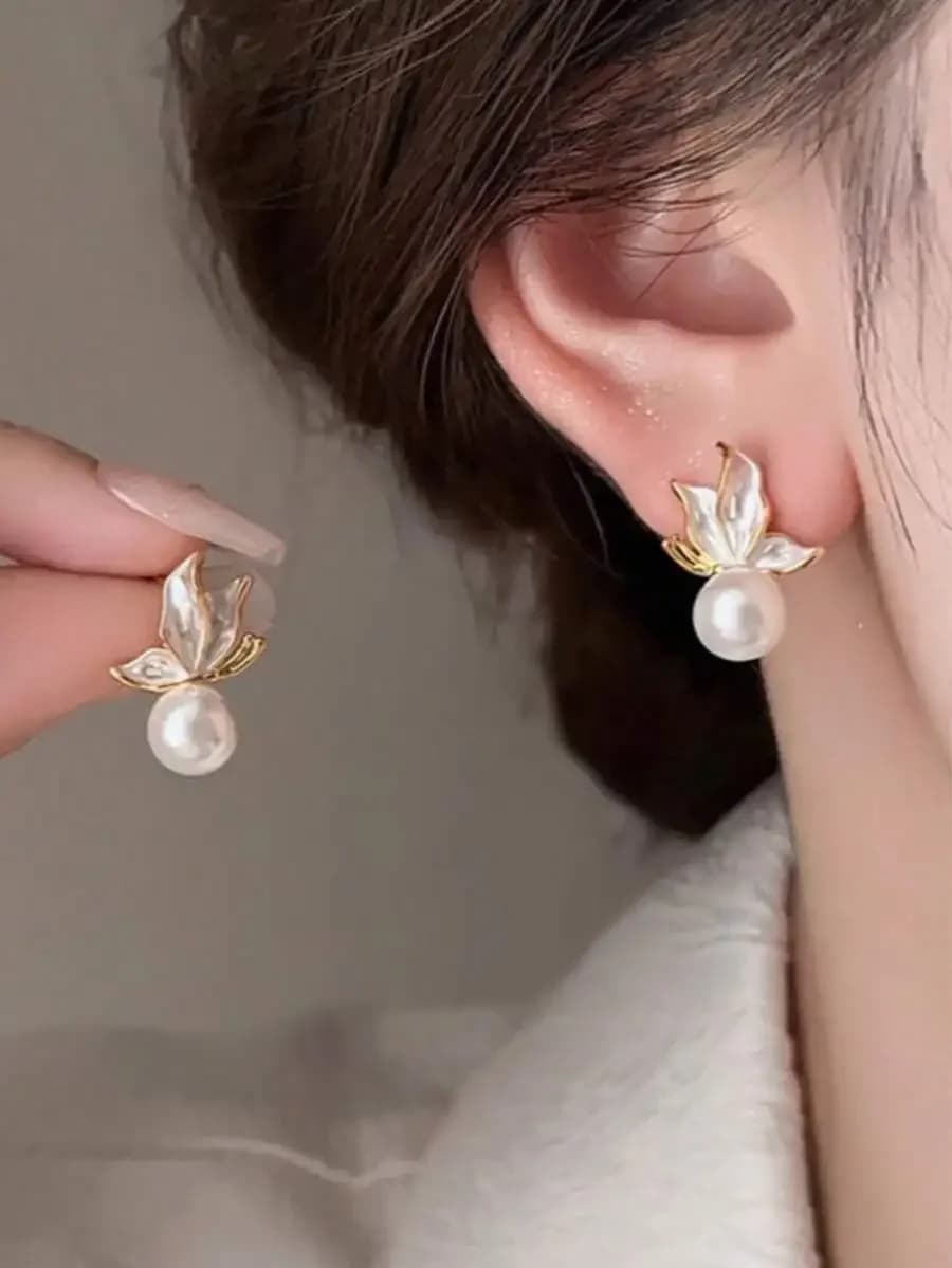 Elegant Flower Pearl Stud Earrings For Women