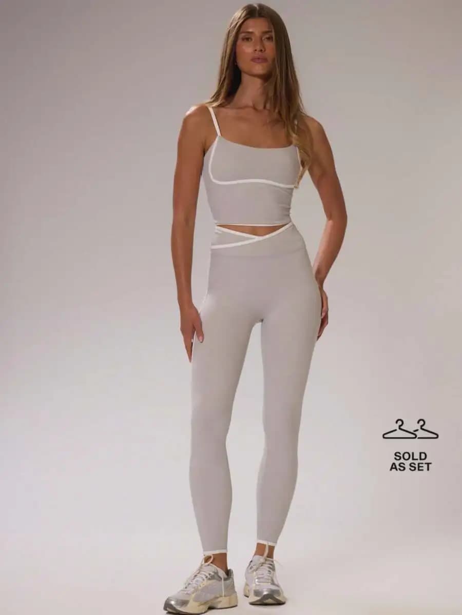 Set di top corto con bordo a contrasto e leggings a vita alta incrociati per donna