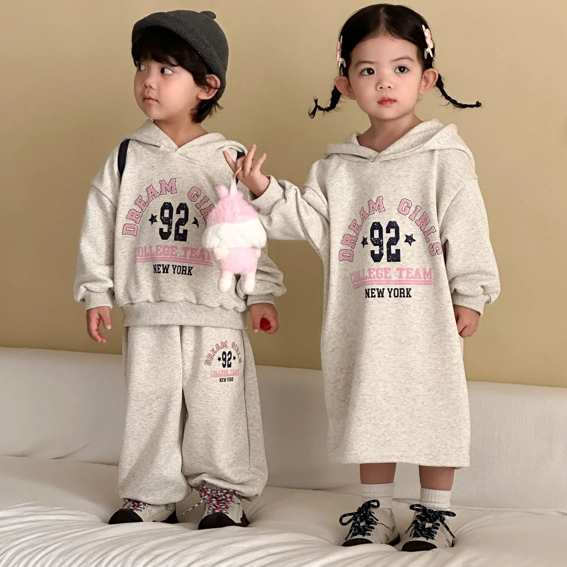 Set Primaverile RAISE per Fratello e Sorella in Cotone con Stampa Lettering Felpa con Cappuccio e Pantaloni della Tuta per Bambino e Vestito Casual a Maniche Lunghe per Bambina