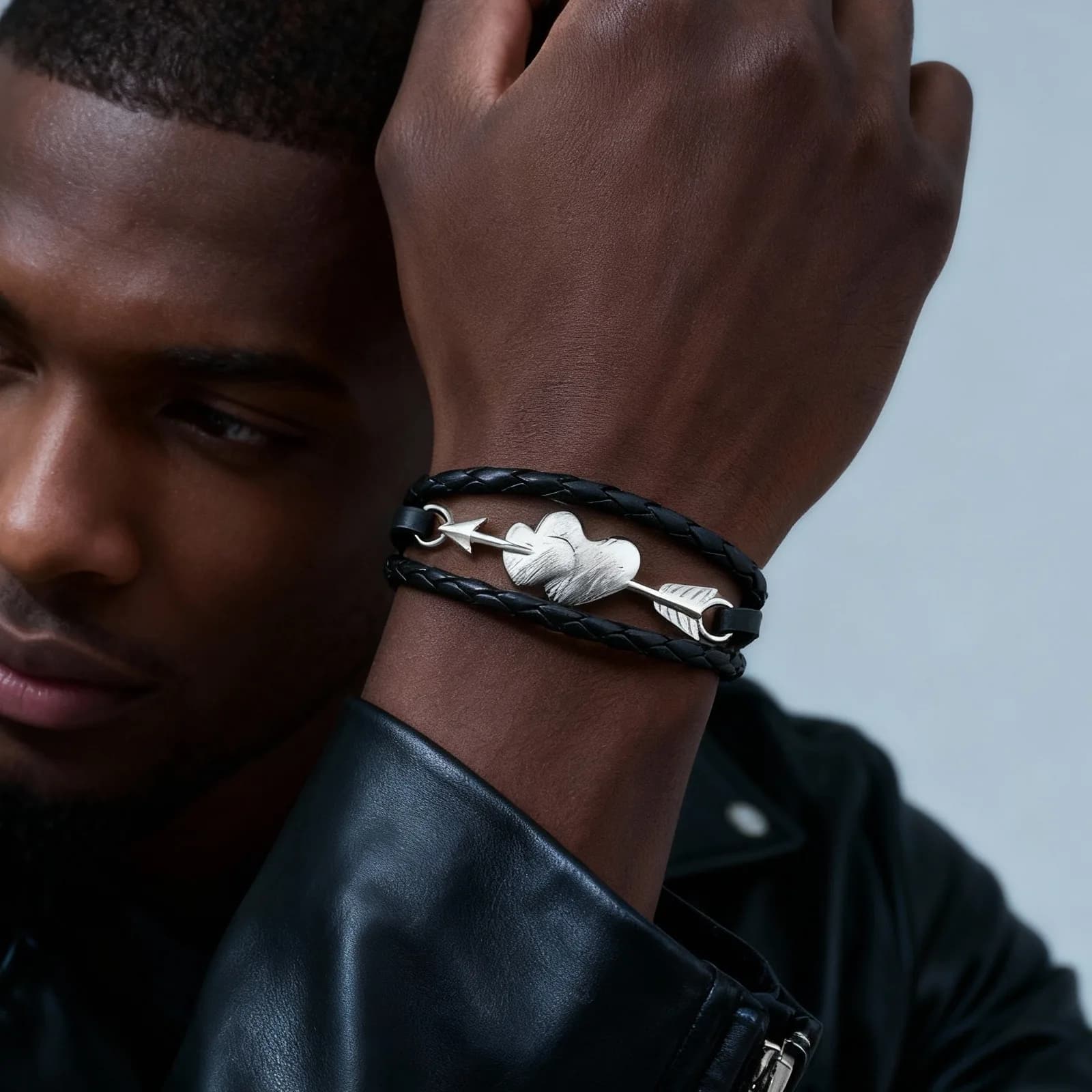 Bracciale da uomo in pelle a forma di cuore con piercing a forma di freccia, braccialetto moderno in tessuto PU nero a 3 strati, regalo per il fidanzato del marito