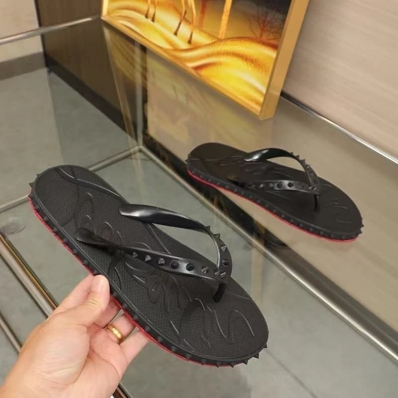 Nuove Ciabatte Infradito da Uomo 2026 con Rivetti, Stile Designer di Lusso, Antiscivolo, Resistenti all'Usura, Sandali Bassi Estivi da Spiaggia, Scarpe Casual per Coppie