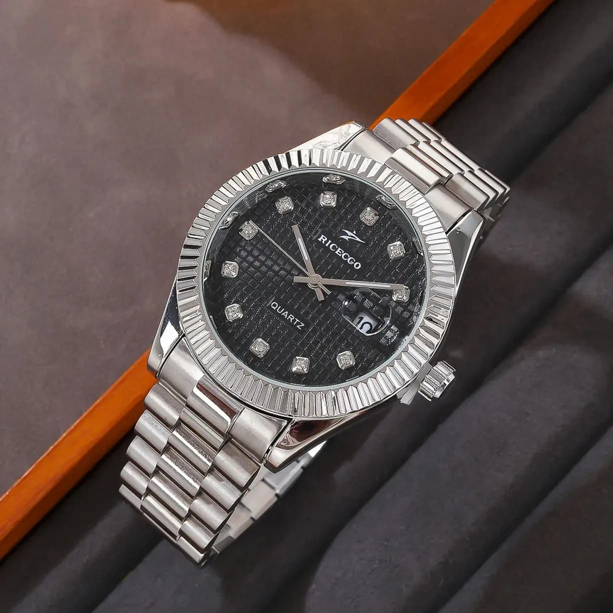 Orologio al quarzo da uomo, cinturino in acciaio inossidabile, quadrante strutturato, scala con diamanti intarsiati, calendario, regalo perfetto per lui