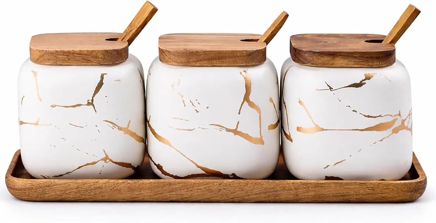 Set di 3 Barattoli in Ceramica per Spezie con Coperchi in Legno e Vassoio per Sale, Zucchero, Pepe e Condimenti da Cucina