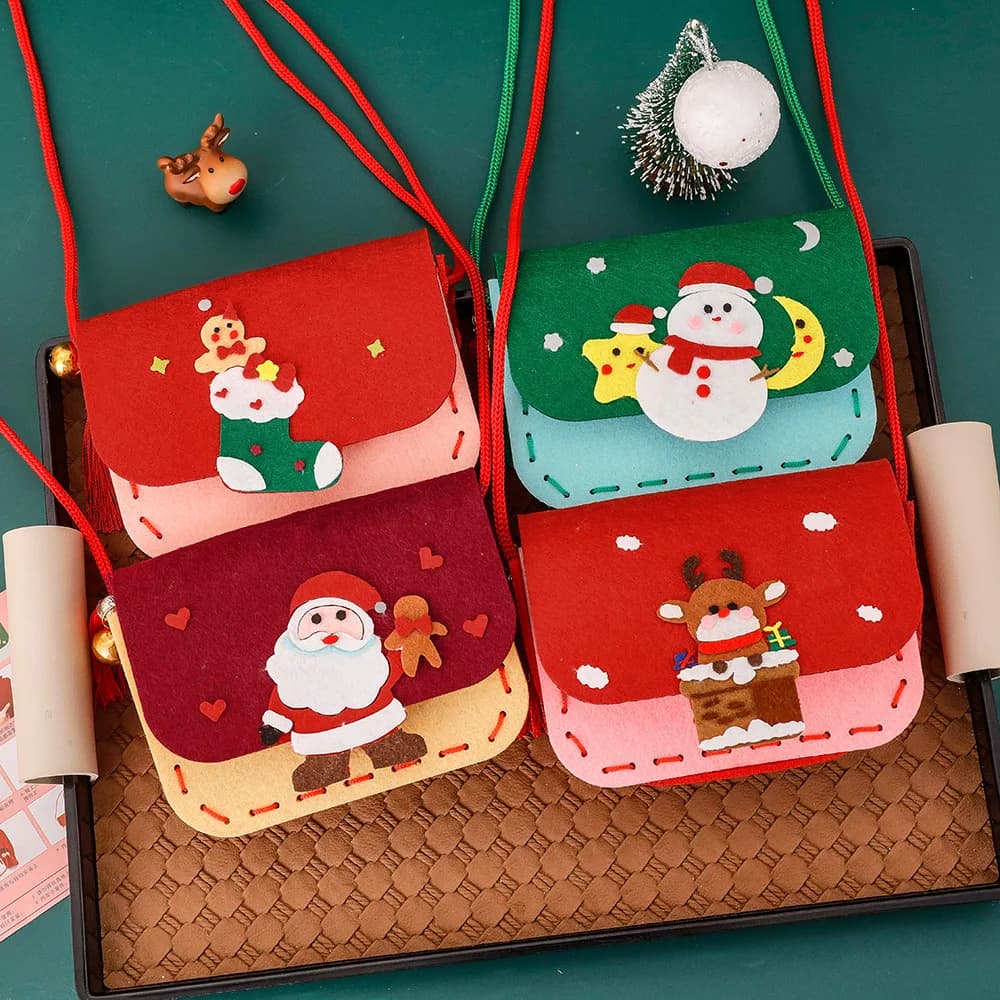 4 Set Kit da cucito per sacchetti di Natale, Cuedi le tue borse per caramelle natalizie, sacchetti per regali, artigianato da cucito in feltro fai-da-te con adesivi Bomboniere natalizie