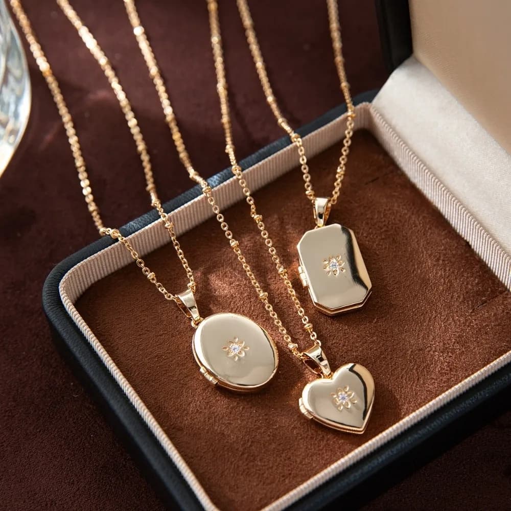 Gold Photo Album Necklace Heart-Shaped Retro Style Album Photo Frame Necklace Photo Holding Foldable Open Close Necklace Jewelry
