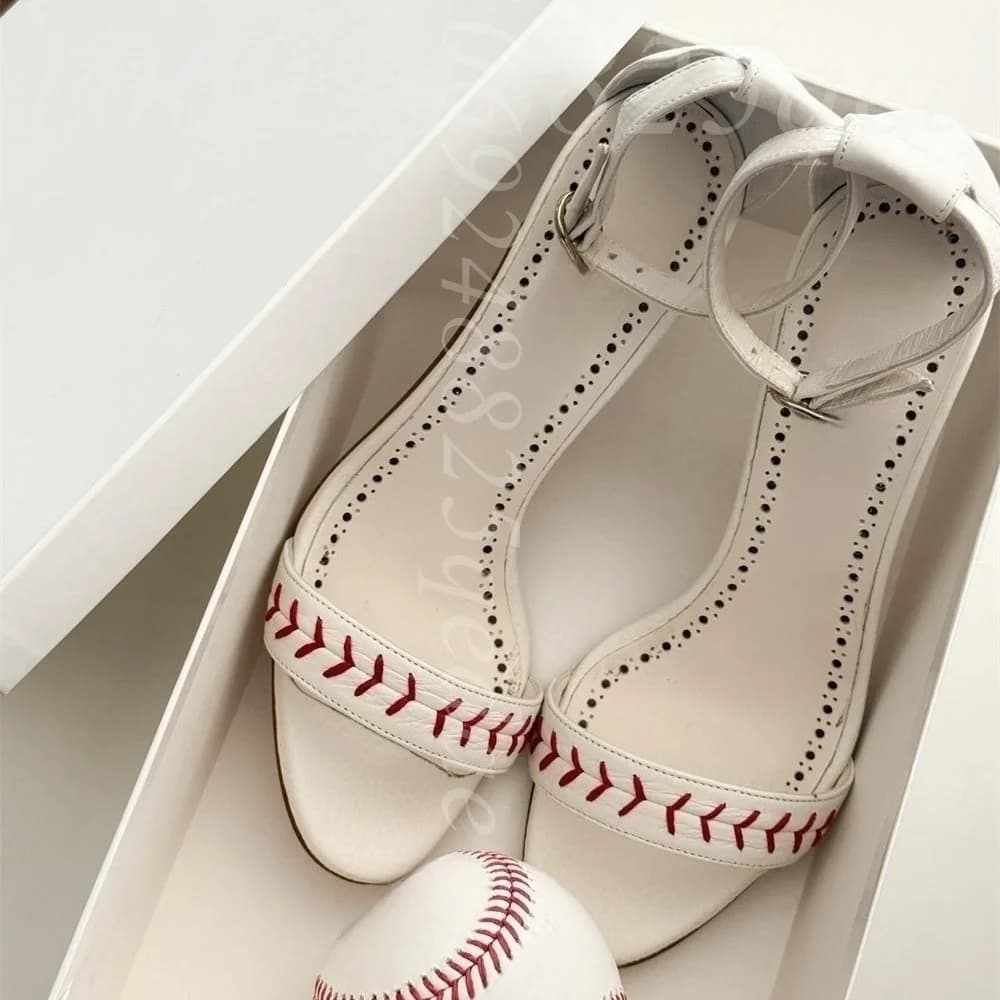 Sandali da donna bianchi con tacco a spillo e dettagli in stile baseball, punta aperta, cinturino alla caviglia con fibbia, dettaglio allacciatura rossa stile baseball