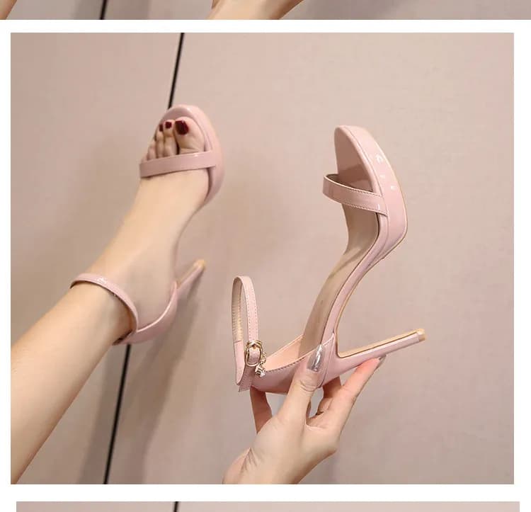 Nuove scarpe con plateau in pelle nude impermeabili con tacco a spillo e cinturino dritto per sandali da donna alla moda 2026