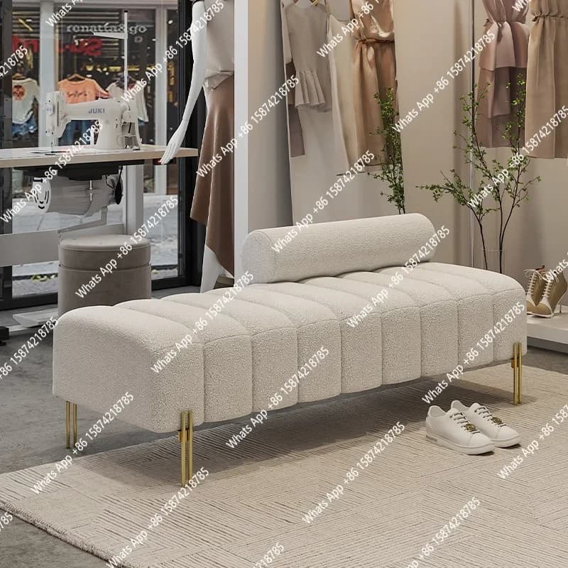 Chaise longue X Cream imbottita con gambe in metallo e schienale arrotolato, seduta moderna e confortevole per camerino e spazi boutique