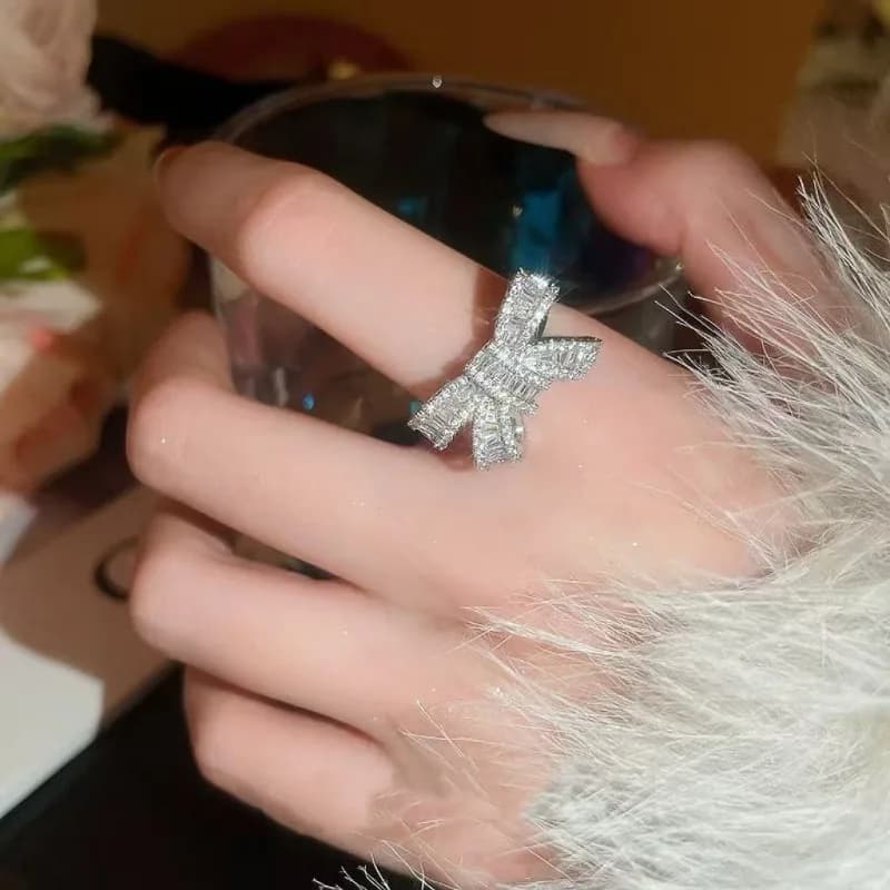 Anello con Fiore in Zircone Diamantato Francese, Anello di Lusso Leggero per Dito Indice, Gioiello di Moda Versatile e Raffinato