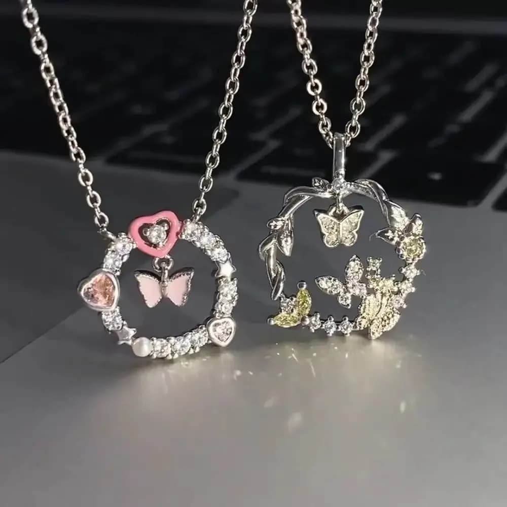 Set di collana e anello a doppia farfalla con spine per donna, design di nicchia di lusso leggero e avanzato.