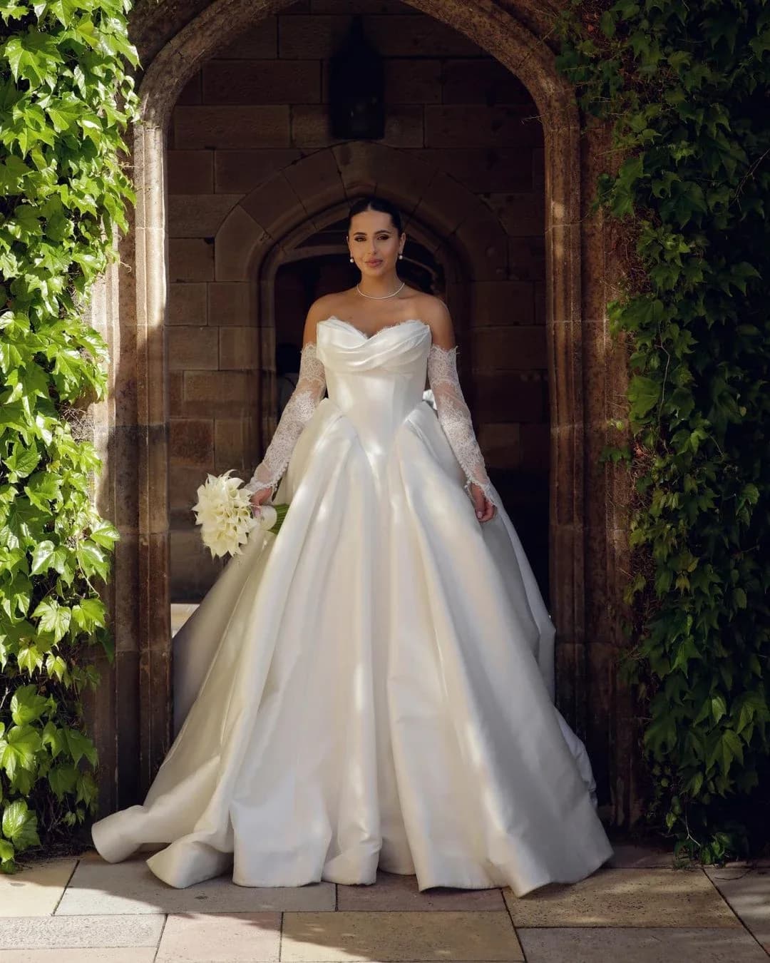 Flavinke Personalizzato Elegante Lustro Raso A-Line Abiti da sposa Sexy Scollo a V Abito da ballo Pieghettato Treno di pizzo Abiti da sposa Taglia del vestito
