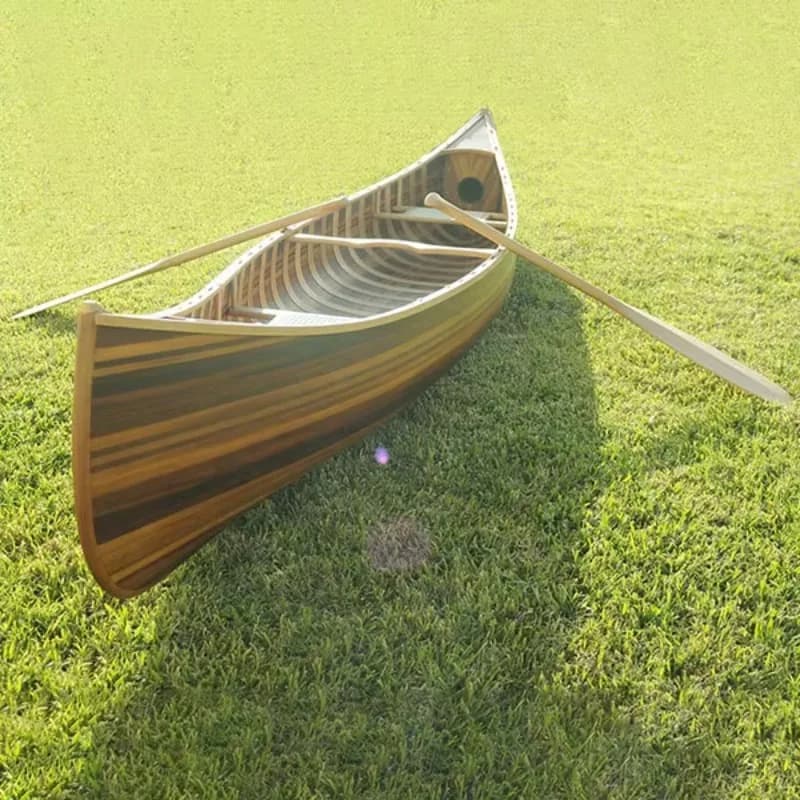 Canoa in legno di cedro con prua curva e scafo in fibra di vetro opaca a coste, kayak da lago con pagaia
