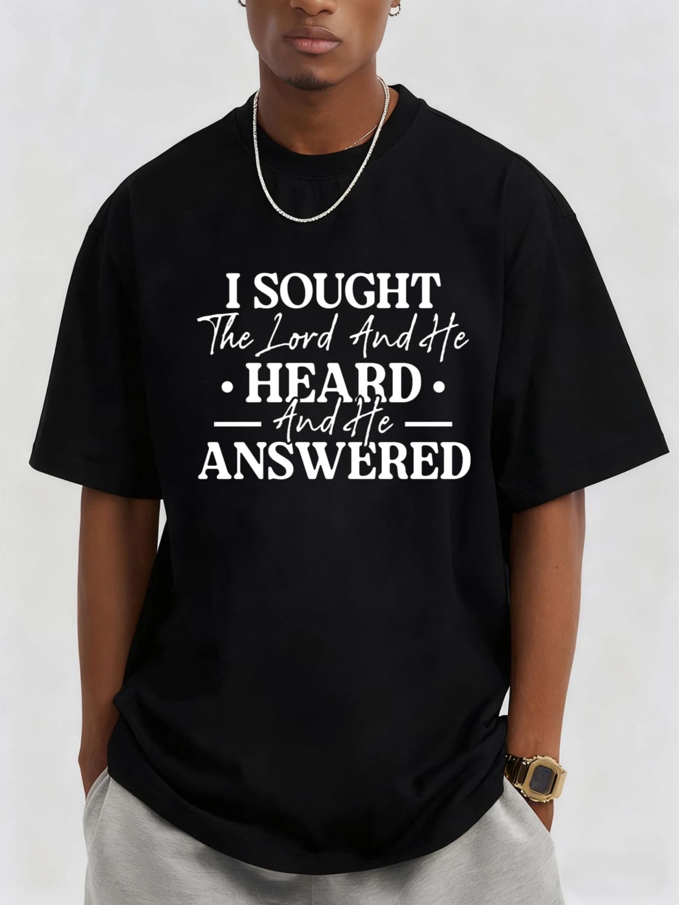 T-shirt sportiva da uomo in puro cotone. Cerco il Signore, lui ascolta e risponde alle parole ispiratrici della fede religiosa.