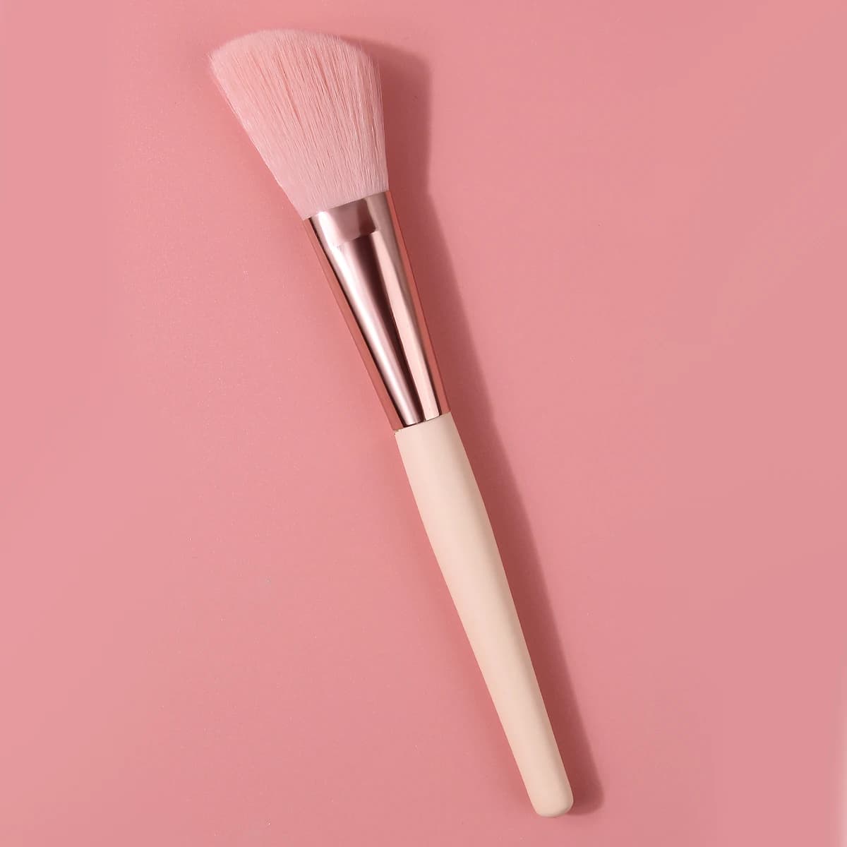 Facial blush brush - Soft bristles brush for professional blending and highlighting. Makeup brush. Portable beauty tool