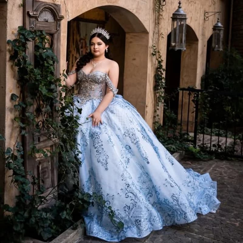 Abito Quinceanera blu lucido con glitter di cristallo Decalcomania Coda lunga Fiocco in pizzo Abiti da 15 Quinceanera Personalizza