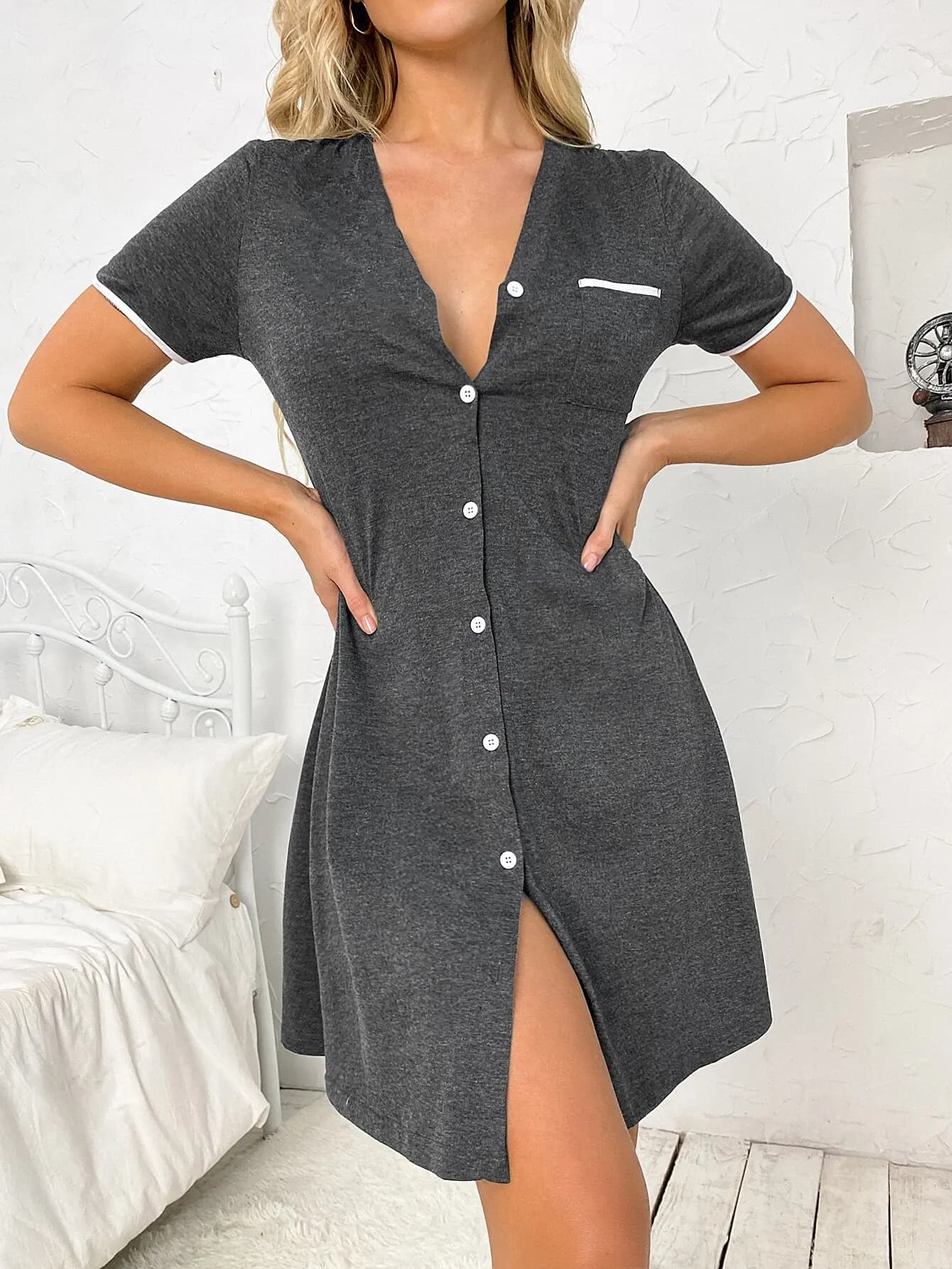 Camicia da notte grigia con scollo a V e bottoni sul davanti, con bordo a contrasto e tasca