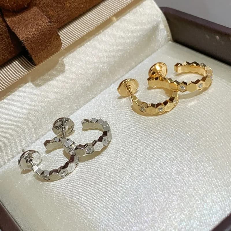 S 925 moissanite diamond inlay process honeycomb shaped high-grade electroplated 18K gold women's earrings. My love gift