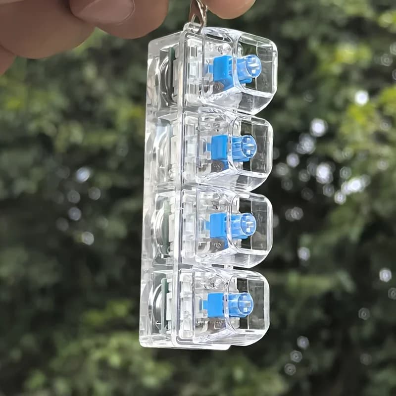 1 giocattolo antistress a forma di portachiavi con tastiera meccanica a quattro pulsanti - gadget portatile per la decompressione sensoriale a estrusione