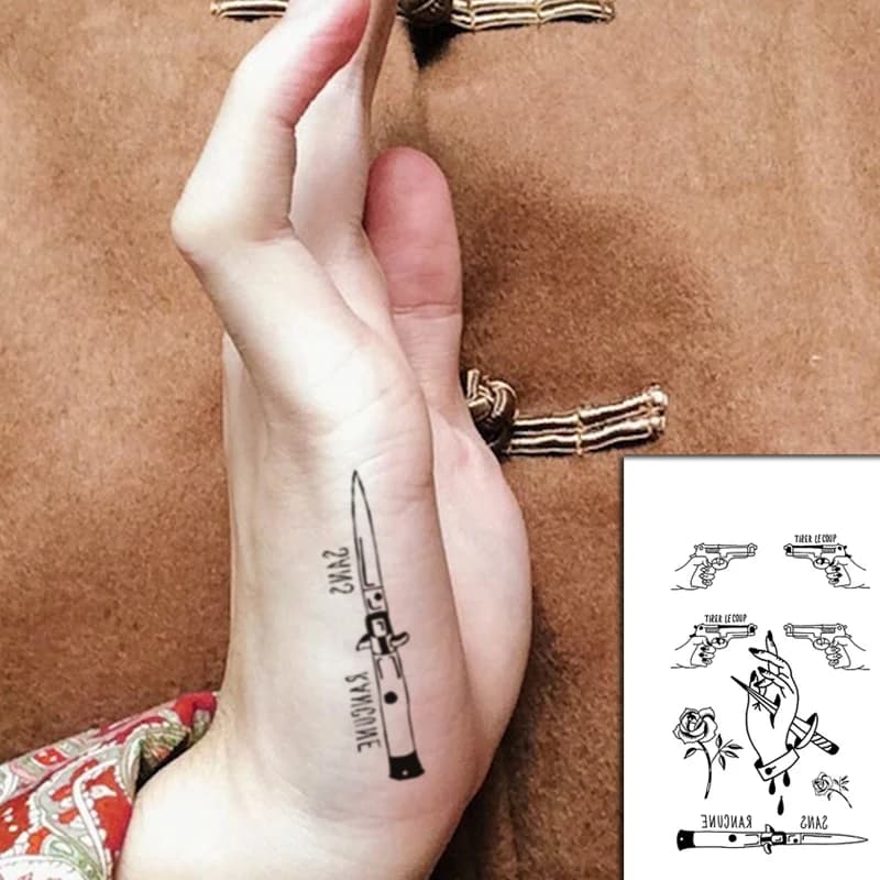 Adesivi per tatuaggi temporanei Cool Rose Coltello Freccia Pistola Lettera Mano Tatuaggi finti Tatuaggi impermeabili Braccio gamba di piccole dimensioni per donne Uomini